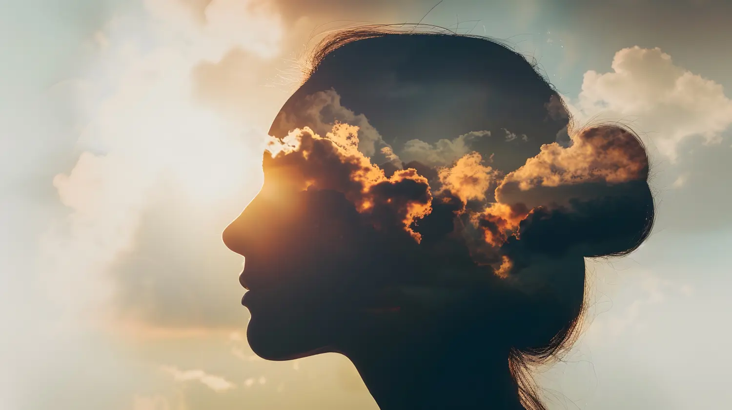 Psychologie und psychische Gesundheit von Frauen und wetterabhängiges Konzept Mehrfachbelichtung von Wolken und Sonne auf der weiblichen Kopfsilhouette