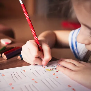 Kinder in der Schule in Praxis für integrierte Förderung
