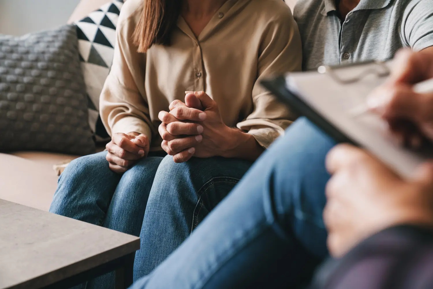 Ausgeschnittenes Foto eines lockeren kaukasischen Paares, das sich mit einem Psychologen während einer Therapiesitzung im Zimmer unterhält